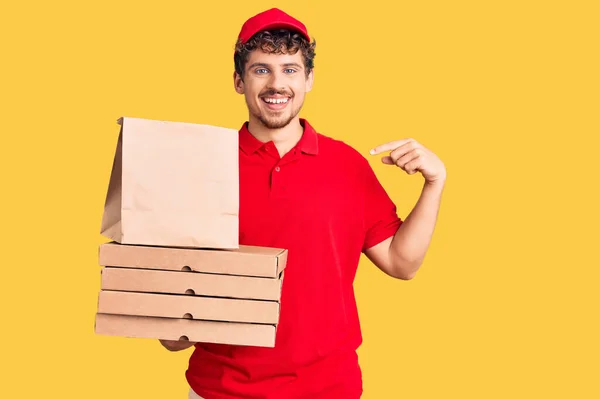 Jonge Knappe Man Met Krullend Haar Houden Levering Pizza Doos — Stockfoto