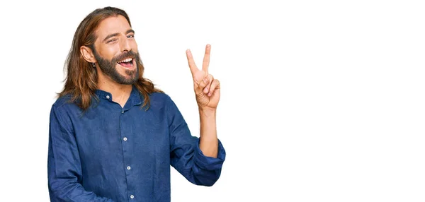 Hombre Atractivo Con Pelo Largo Barba Con Ropa Casual Sonriendo —  Fotos de Stock