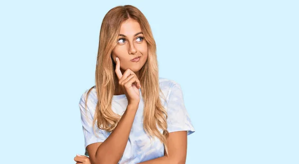 Beautiful Blonde Young Woman Wearing Casual Tie Dye Shirt Serious — Stock Photo, Image