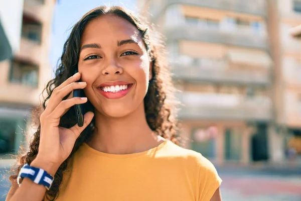 Joven Afroamericana Chica Sonriendo Feliz Hablando Teléfono Inteligente Ciudad —  Fotos de Stock