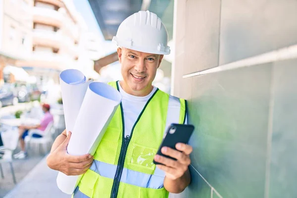 Medelålders Arkitekt Man Med Hjälp Smartphone Och Hålla Ritningar Staden — Stockfoto