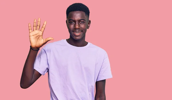 Jovem Afro Americano Vestindo Roupas Casuais Mostrando Apontando Para Cima — Fotografia de Stock