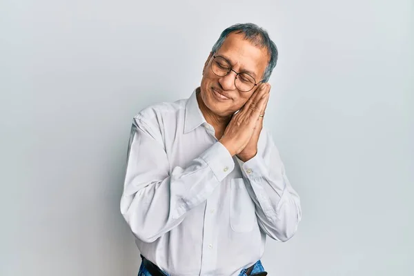 Hombre Indio Mediana Edad Con Ropa Casual Gafas Durmiendo Cansado — Foto de Stock