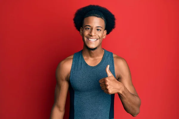 Afroamerikansk Man Med Afro Hår Bär Sportkläder Ler Glad Och — Stockfoto