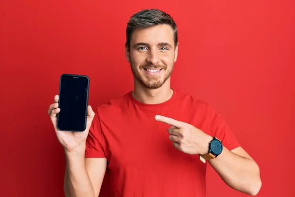 Bonito Homem Caucasiano Segurando Smartphone Mostrando Tela Sorrindo Feliz Apontando — Fotografia de Stock