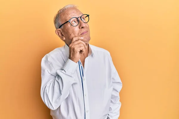 Idősebb Fehér Férfi Alkalmi Ruhát Szemüveget Visel Kétségre Koncentrál Állán — Stock Fotó
