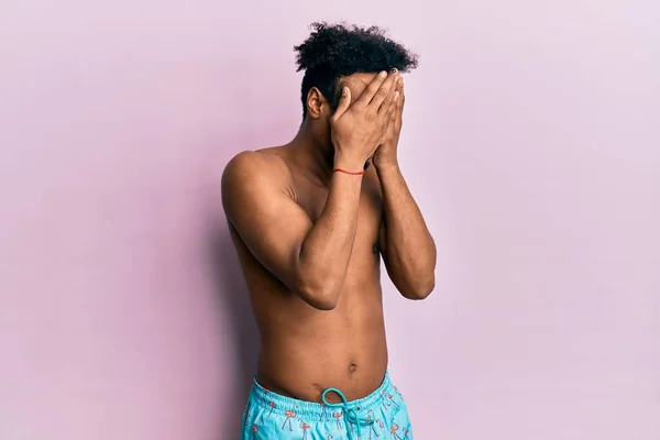 Ung Afrikansk Amerikan Med Skägg Baddräkt Med Sorgligt Ansiktsskydd Med — Stockfoto