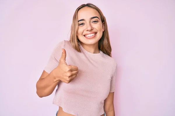 Joven Hermosa Mujer Rubia Con Ropa Casual Sonriendo Feliz Positiva —  Fotos de Stock