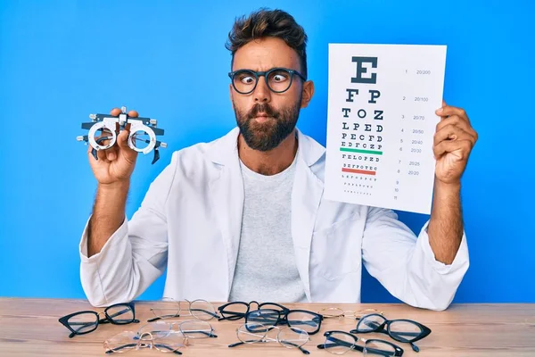 Młody Hiszpan Okularami Optometrycznymi Papierem Literami Robiącymi Rybią Twarz Ustami — Zdjęcie stockowe