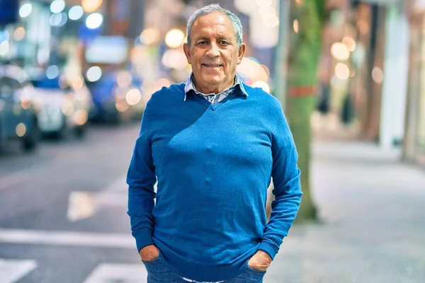 Yaşlı Kır Saçlı Gülümseyen Adam Şehirde Mutlu Bir Şekilde Duruyor — Stok fotoğraf