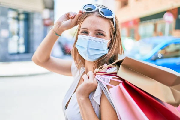 Jovem Loira Usando Máscara Médica Segurando Sacos Compras Rua Cidade — Fotografia de Stock