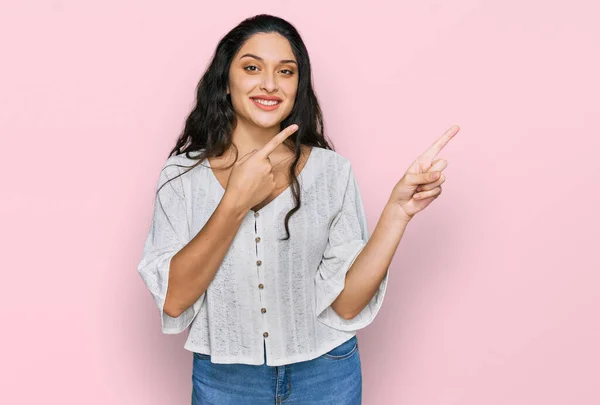 Morena Jovem Mulher Vestindo Roupas Casuais Sorrindo Olhando Para Câmera — Fotografia de Stock