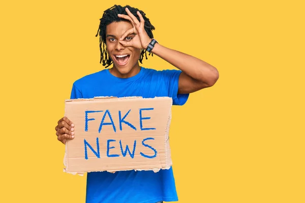 Joven Hombre Afroamericano Sosteniendo Pancarta Noticias Falsas Sonriendo Feliz Haciendo — Foto de Stock