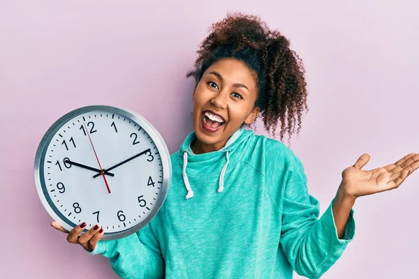 Beautiful African American Woman Afro Hair Holding Big Clock Celebrating — Stock Photo, Image