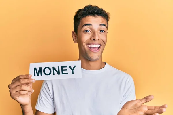 Joven Hombre Afroamericano Guapo Sosteniendo Papel Del Mensaje Del Dinero — Foto de Stock