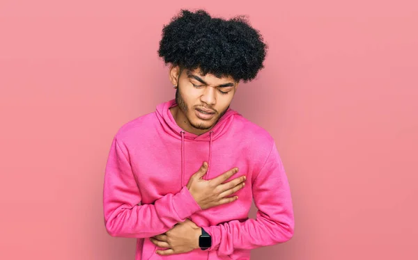 Fiatal Afro Amerikai Férfi Afro Hajjal Alkalmi Rózsaszín Pulóvert Visel — Stock Fotó