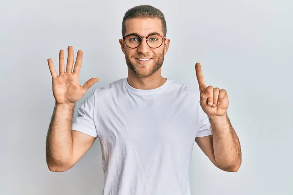 Jonge Blanke Man Draagt Casual Kleding Bril Tonen Wijzen Met — Stockfoto