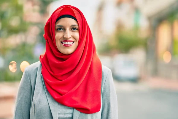 Junge Araberin Hijab Lächelt Glücklich Die Stadt — Stockfoto