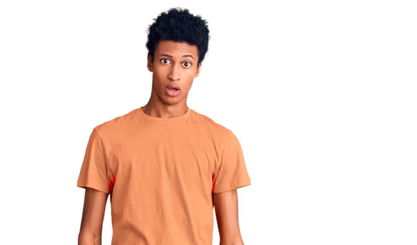 Ung Afrikansk Amerikansk Man Klädd Avslappnade Kläder Chockansikte Ser Skeptisk — Stockfoto