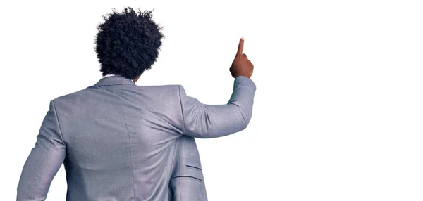 Hombre Afroamericano Guapo Con Pelo Afro Usando Chaqueta Negocios Posando —  Fotos de Stock