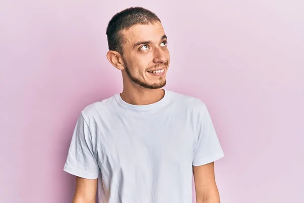 Hombre Joven Hispano Vistiendo Camiseta Blanca Casual Mirando Costado Pose — Foto de Stock