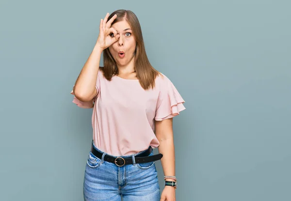 Vacker Kaukasiska Kvinna Bär Casual Kläder Gör Gest Chockad Med — Stockfoto