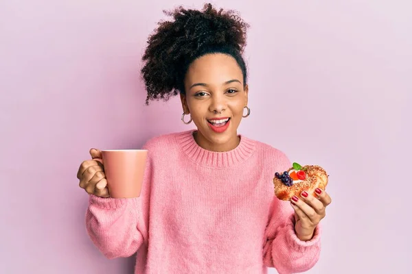 Jong Afrikaans Amerikaans Meisje Drinken Van Een Kopje Koffie Eten — Stockfoto