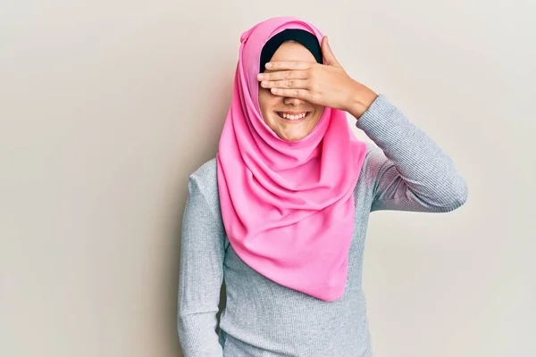 Junge Kaukasische Frau Mit Traditionellem Islamischen Hijab Schal Lächelnd Und — Stockfoto