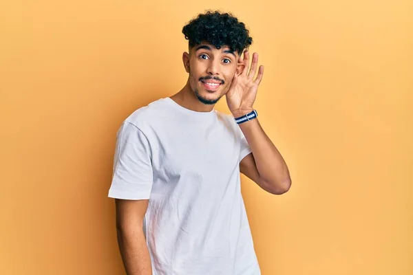 Hombre Joven Árabe Guapo Con Camiseta Blanca Casual Sonriendo Con — Foto de Stock