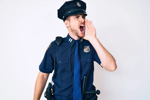 Polis Üniforması Giyen Genç Beyaz Bir Adam Ele Tutuşarak Bağırıyor — Stok fotoğraf