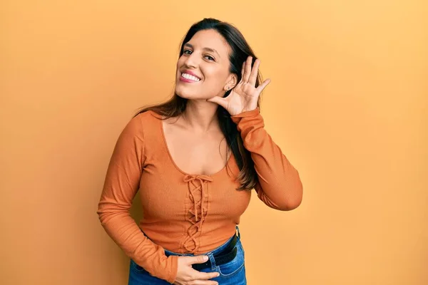 Hermosa Mujer Hispana Vistiendo Ropa Casual Sonriendo Con Mano Sobre — Foto de Stock