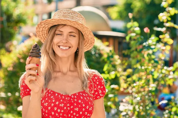 若いですブロンド観光女性身に着けています夏スタイル食べるアイスクリームでザ公園 — ストック写真