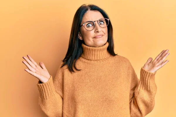 Middelbare Leeftijd Brunette Vrouw Dragen Casual Winter Trui Gele Achtergrond — Stockfoto