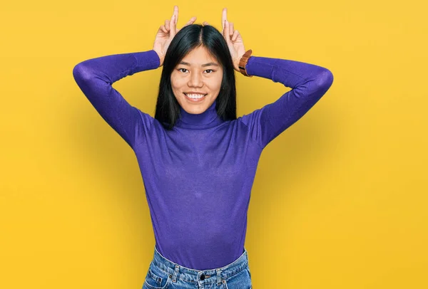 Krásná Mladá Asijská Žena Sobě Ležérní Oblečení Pózovat Legrační Šílený — Stock fotografie