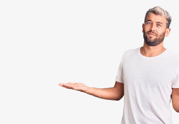 Junger Hübscher Blonder Mann Lässigem Shirt Sieht Selbstbewusst Aus Mit — Stockfoto