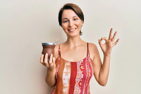 Kısa Saçlı Esmer Kadın Içki Arkadaşı Aşılaması Yapıyor Parmaklarıyla Imza — Stok fotoğraf