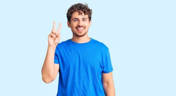 Jeune Homme Beau Aux Cheveux Bouclés Portant Des Vêtements Décontractés — Photo