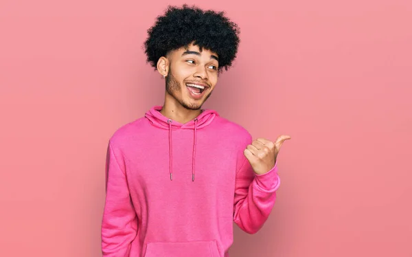 Joven Afroamericano Con Pelo Afro Vistiendo Sudadera Rosa Casual Sonriendo — Foto de Stock