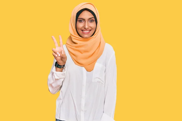 Młoda Brunetka Tradycyjnym Islamskim Hidżabskim Szaliku Uśmiecha Się Szczęśliwą Twarzą — Zdjęcie stockowe