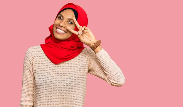 Ung Afrikansk Amerikansk Kvinna Bär Traditionell Islamisk Hijab Halsduk Gör — Stockfoto