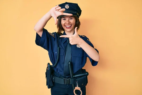Jonge Mooie Vrouw Politie Uniform Die Glimlacht Een Frame Maakt — Stockfoto