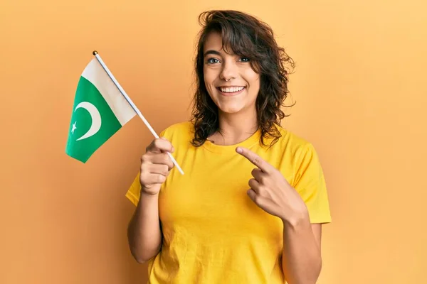 Молодая Испаноязычная Женщина Пакистанским Флагом Улыбается Счастливо Указывая Рукой Пальцем — стоковое фото