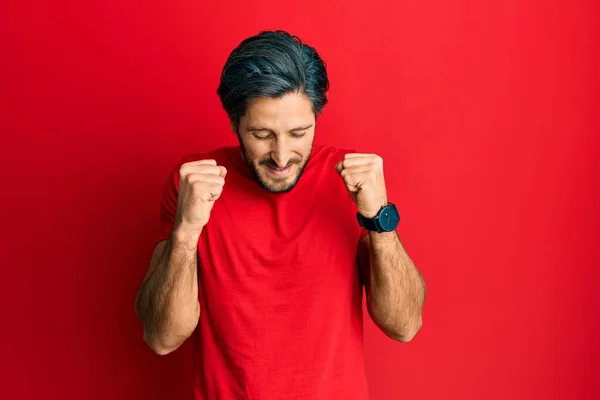 Jonge Latijns Amerikaanse Man Draagt Casual Rood Shirt Opgewonden Voor — Stockfoto