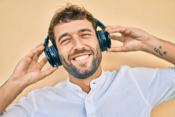 Hombre Guapo Con Barba Usando Auriculares Disfrutando Escuchando Música Aire — Foto de Stock