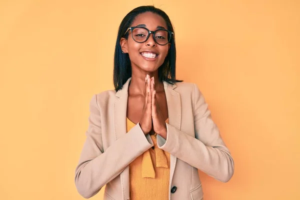 Молодая Африканская Американка Деловой Одежде Молится Руками Прося Прощения Уверенно — стоковое фото