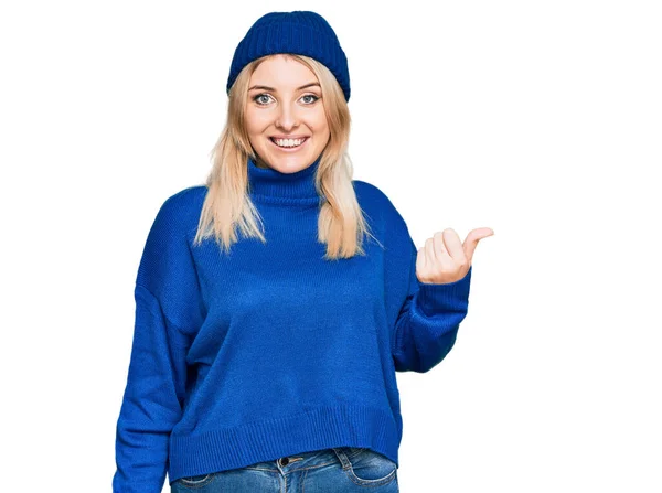 Junge Kaukasische Frau Wollenen Winterpullover Und Mütze Lächelt Mit Glücklichem — Stockfoto