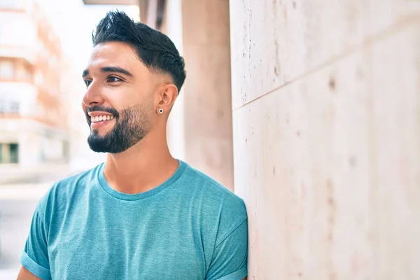 Jonge Arabier Man Lacht Gelukkig Leunend Muur Stad — Stockfoto