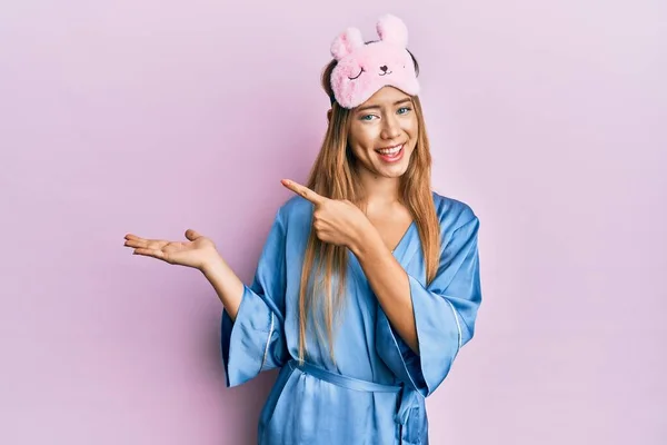 Linda Jovem Loira Vestindo Máscara Sono Pijama Espantado Sorrindo Para — Fotografia de Stock