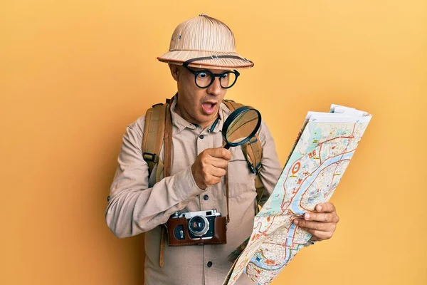 Medelålders Skallig Man Bär Upptäcktsresande Hatt Hålla Förstoringsglas Karta Rädd — Stockfoto