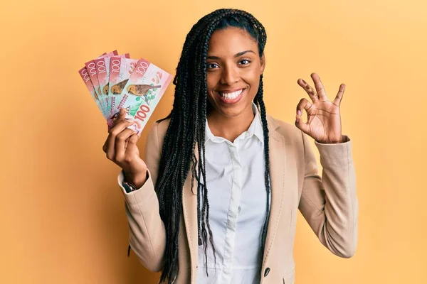 Africká Americká Žena Copánky 100 Dolarů Novozélandských Bankovek Dělá Znamení — Stock fotografie